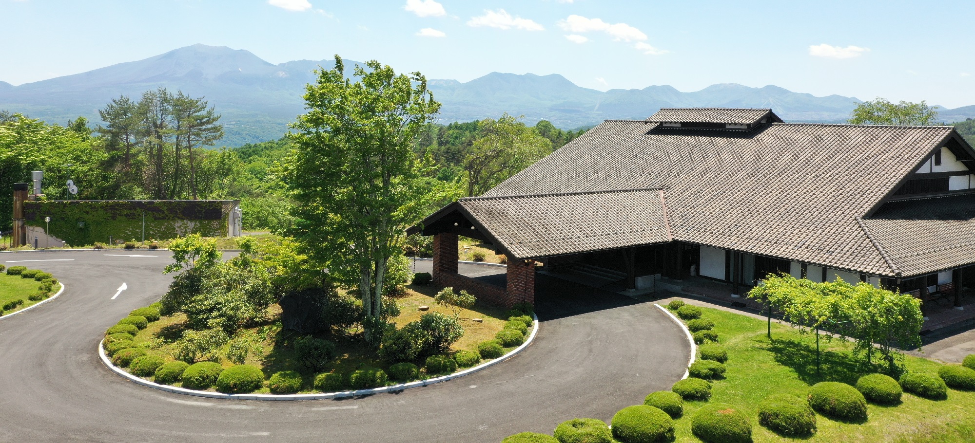 ホテル全景と浅間山